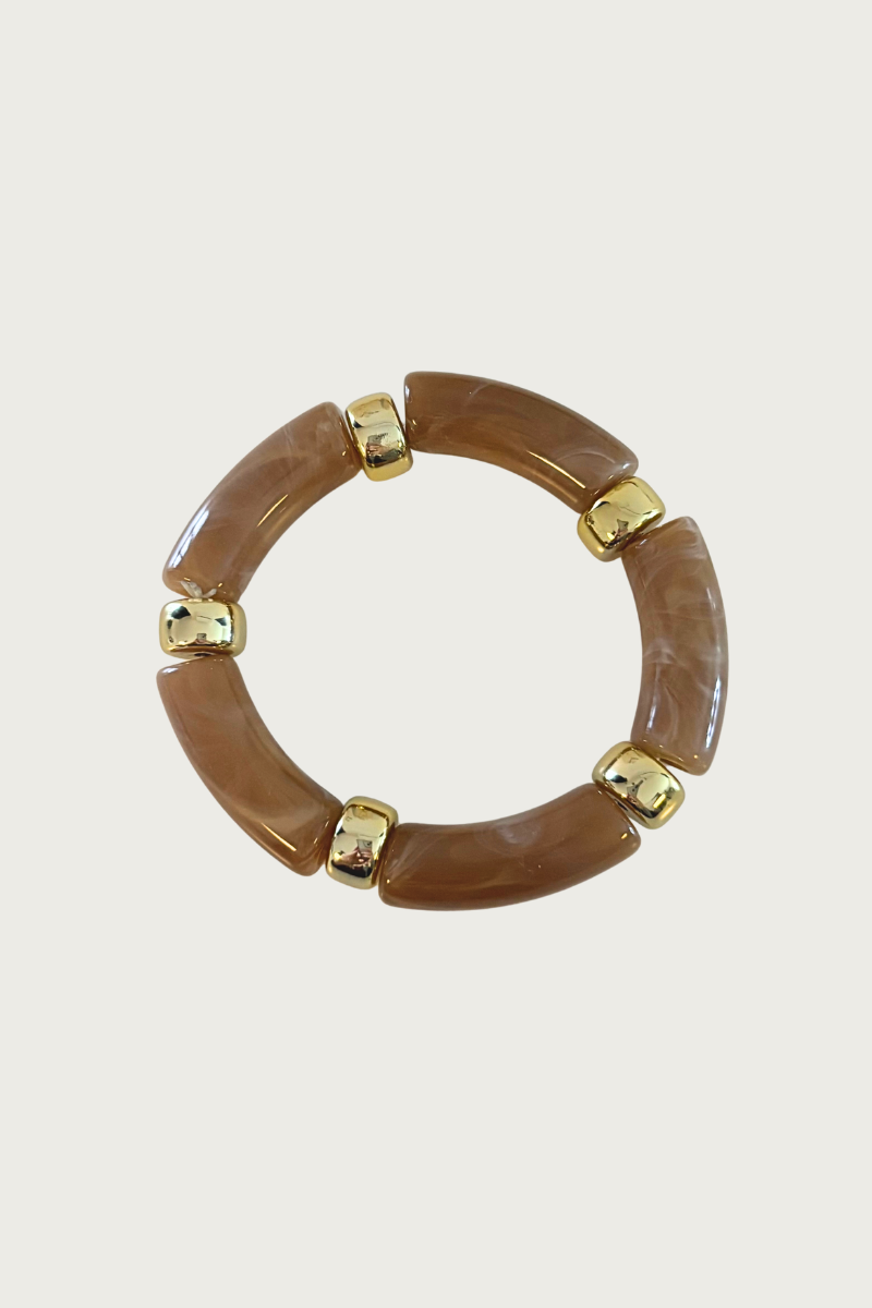 Brede lichtbruine statement bangle van Fencyjewels, modieuze armband met zachte bruintint.