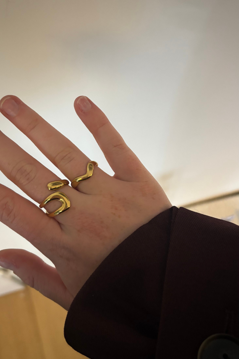 Lifestyle foto van de gouden statement ring gedragen bij een elegante outfit.