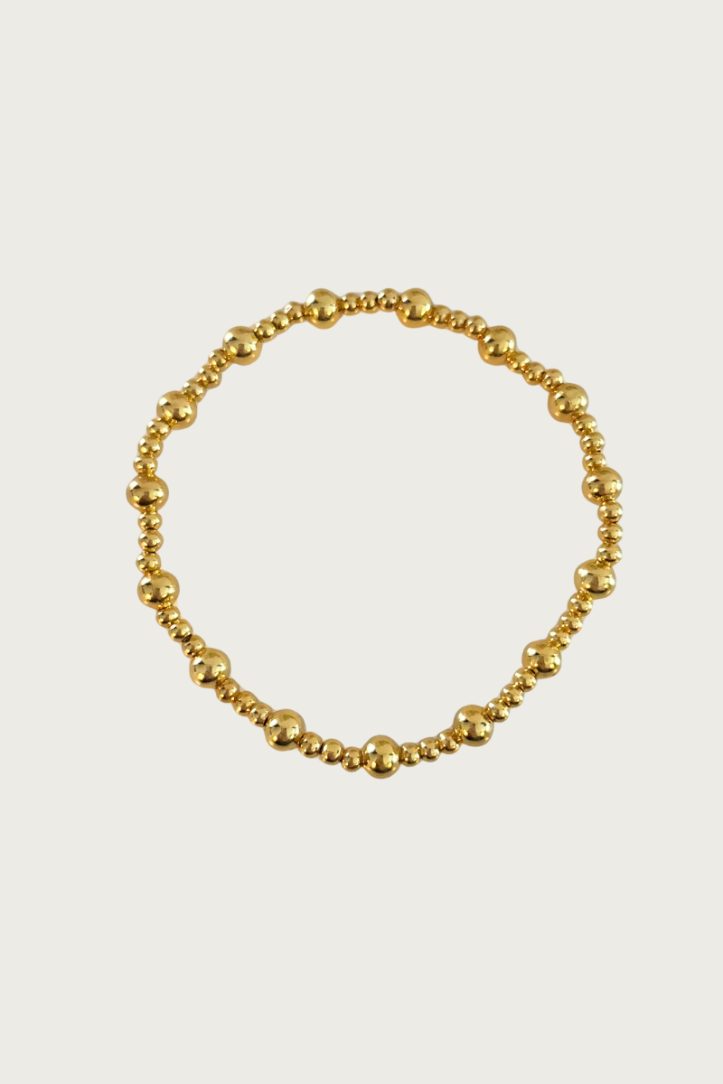 Gouden elastische armband met rvs balletjes van Fencyjewels, minimalistisch design.