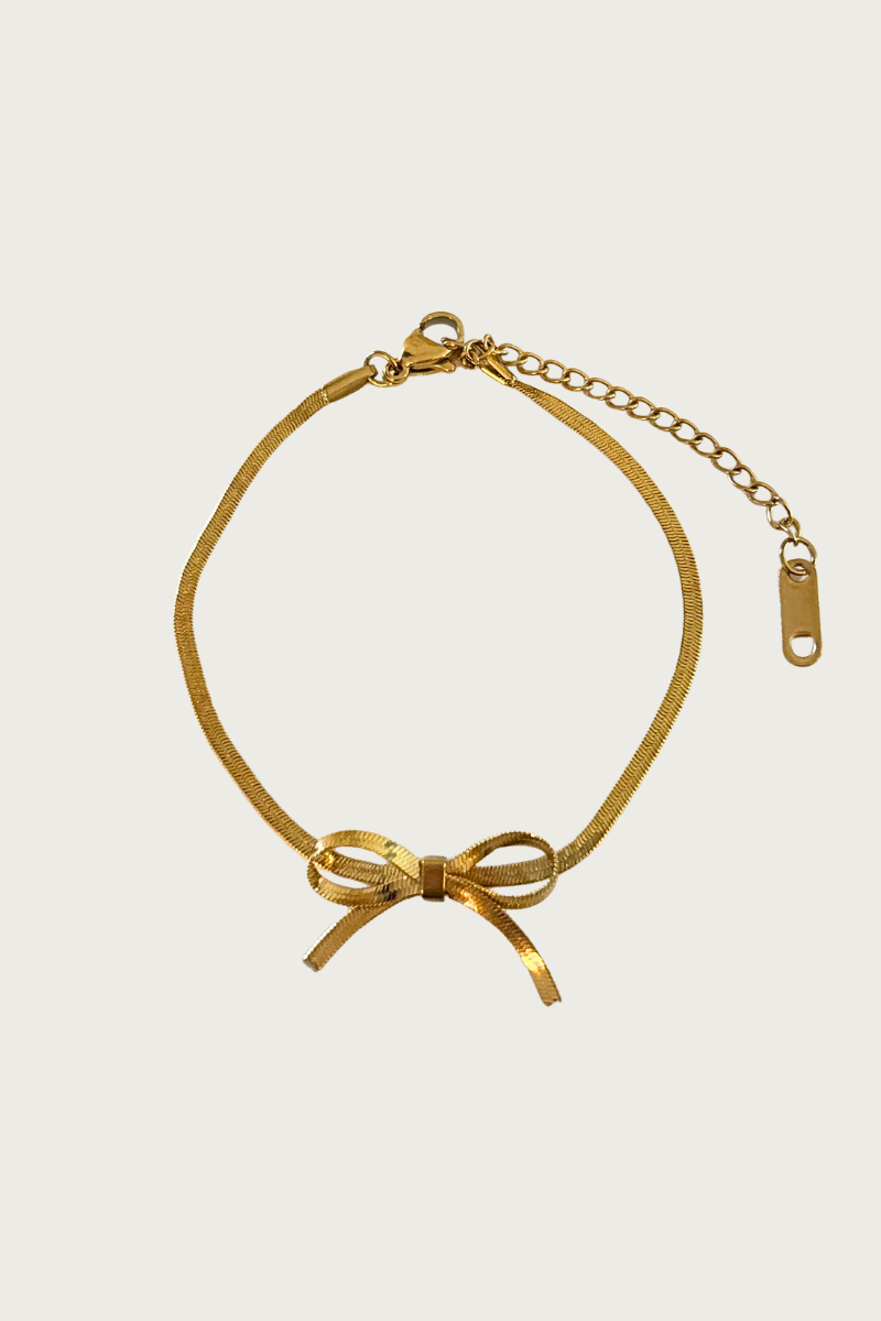 Gouden stainless steel strikjes armband van Fencyjewels, een verfijnde snake chain armband met strikdetail die niet verkleurt.