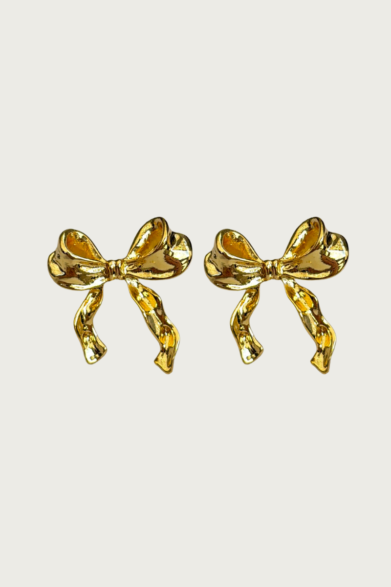 Goudkleurige strik oorbellen van Fencyjewels – elegante roestvrijstalen studs in de vorm van een glanzende strik, vrouwelijke en speelse uitstraling.
