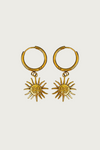 Gouden zon oorbellen van Fencyjewels – trendy hangers met zonvormige bedel, glanzend goudkleurig roestvrij staal, zomerse Ibiza look.