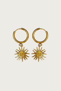 Gouden zon oorbellen van Fencyjewels – trendy hangers met zonvormige bedel, glanzend goudkleurig roestvrij staal, zomerse Ibiza look.