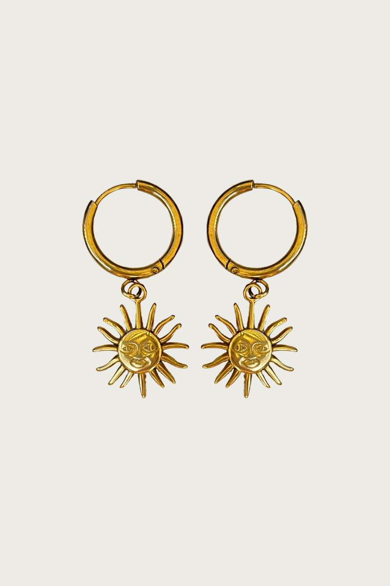 Gouden zon oorbellen van Fencyjewels – trendy hangers met zonvormige bedel, glanzend goudkleurig roestvrij staal, zomerse Ibiza look.