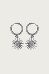 Zilveren zon oorbellen van Fencyjewels – trendy hangers met zonvormige bedel, glanzend goudkleurig roestvrij staal, zomerse Ibiza look.