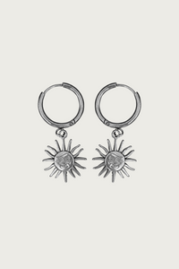 Zilveren zon oorbellen van Fencyjewels – trendy hangers met zonvormige bedel, glanzend goudkleurig roestvrij staal, zomerse Ibiza look.
