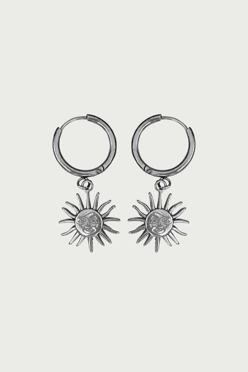 Zilveren zon oorbellen van Fencyjewels – trendy hangers met zonvormige bedel, glanzend goudkleurig roestvrij staal, zomerse Ibiza look.