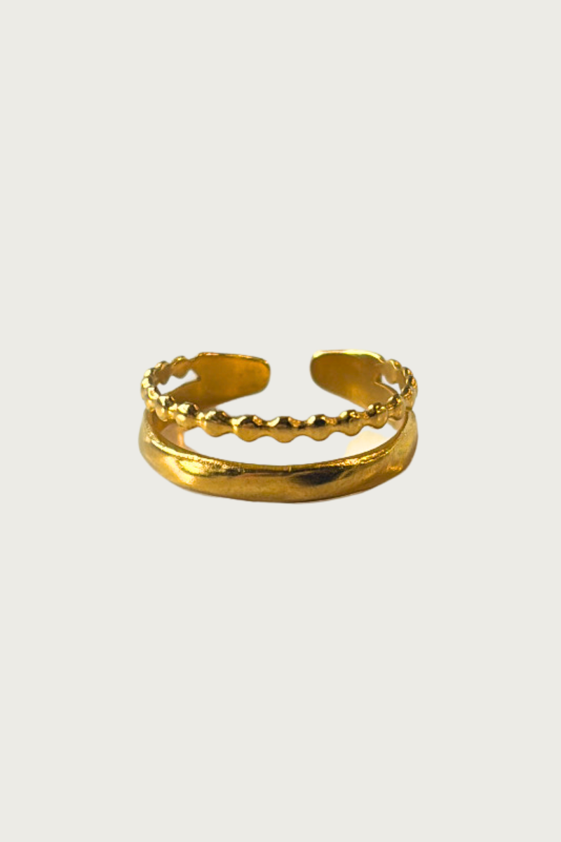 Goudkleurige dubbele ring van Fencyjewels – verstelbare roestvrijstalen ring met twee lagen, glanzende afwerking en minimalistisch elegant design.
