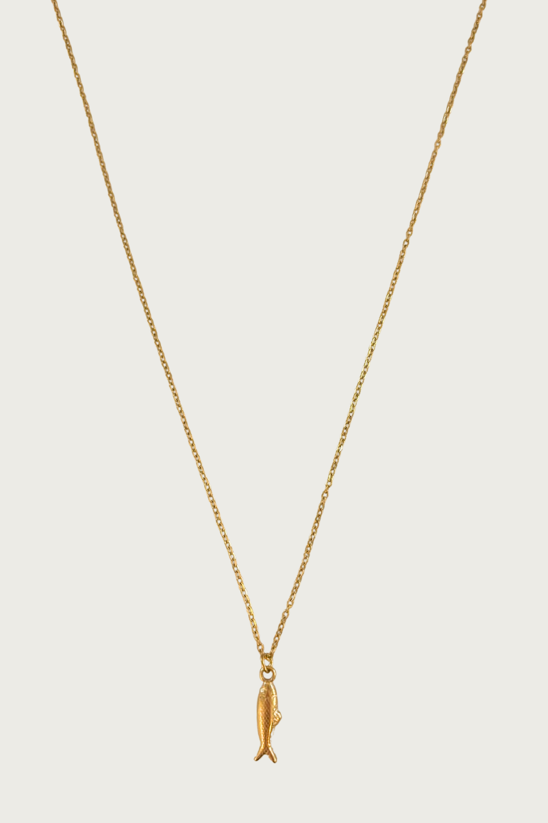 Goudkleurige ketting met visbedel van Fencyjewels – verfijnde roestvrijstalen halsketting met subtiel goud vis hangertje, minimalistisch en elegant design.