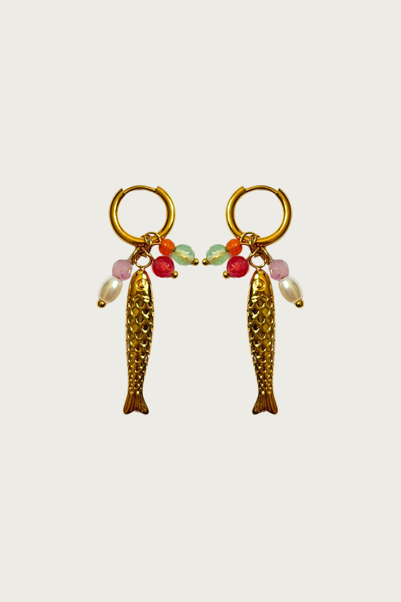 Goudkleurige oorbellen met visbedel van Fencyjewels – speelse oorringen met goudkleurige vis hangers en kleurrijke kralen, zomerse boho stijl voor dames.