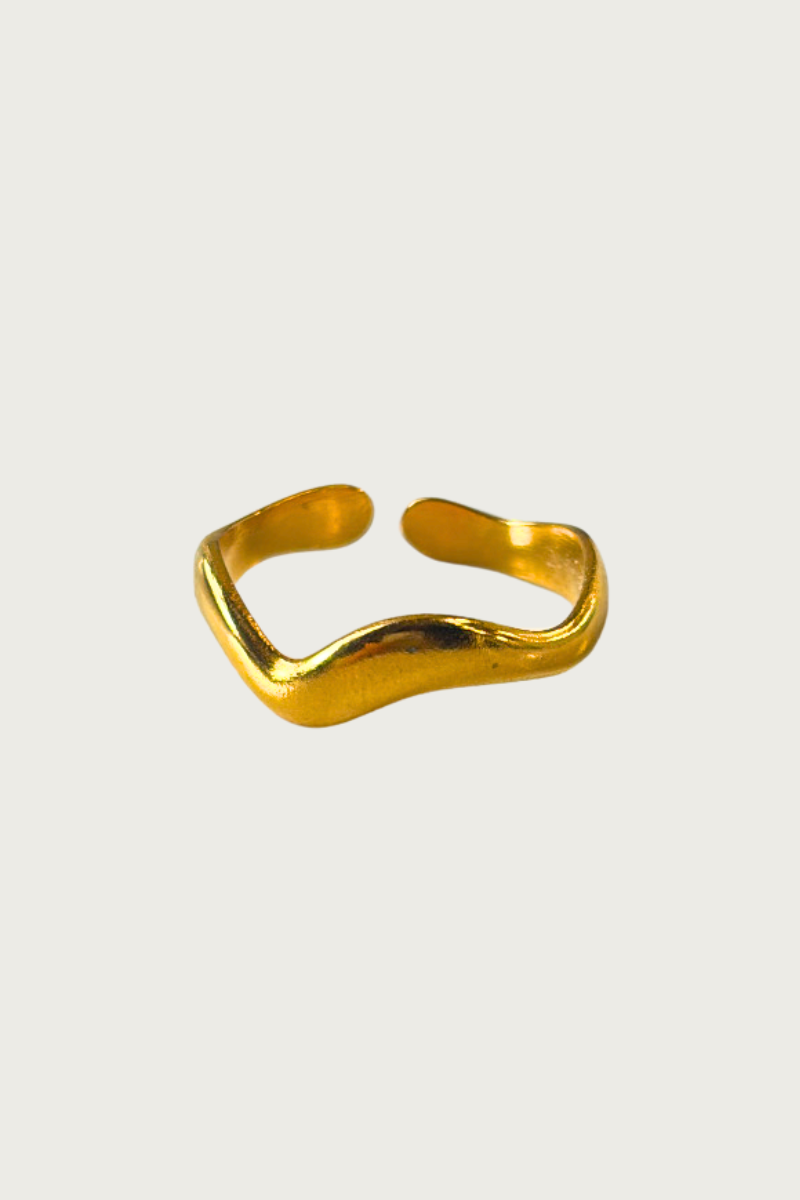 Goudkleurige wavy ring van Fencyjewels – minimalistische roestvrijstalen ring met golvend design, verstelbaar en elegant voor dagelijks gebruik.