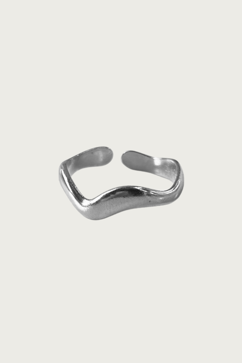 Zilverkleurige wavy ring van Fencyjewels – minimalistische roestvrijstalen ring met golvend design, verstelbaar en elegant voor dagelijks gebruik.