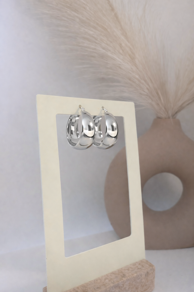 Glow hoops zilver van Fencyjewels in detail op display. Trendy gouden oorbellen met een chunky design voor een opvallende look.