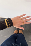 Fencyjewels gouden sieraden – stijlvolle combinatie van gold plated armbanden en ringen met zeester, bloem en zon details. Trendy dames sieraden met zomerse uitstraling van Fencyjewels.