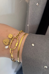 Fencyjewels gouden armbandenset – elegante damesarmbanden met hartje, klavertjevier en pareldetail, gecombineerd met een moderne schakelarmband en een subtiele slangenarmband, perfect voor een stijlvolle look.