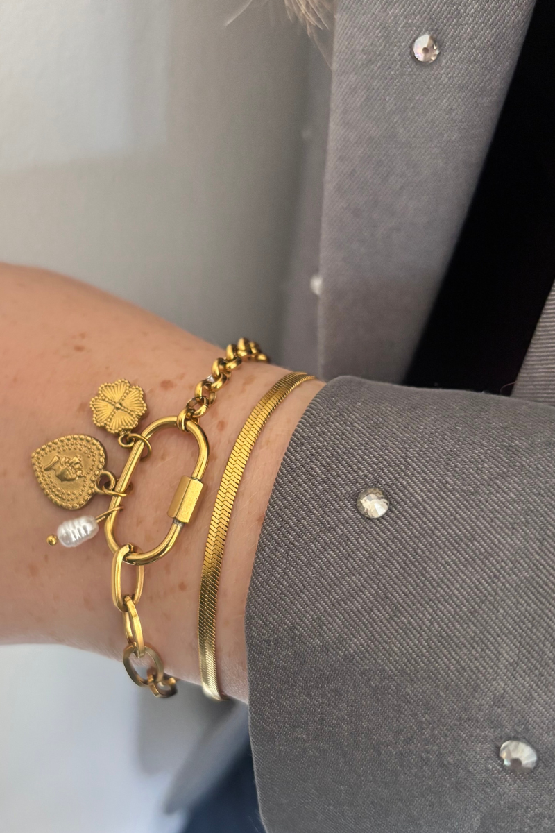 Fencyjewels gouden armbandenset – elegante damesarmbanden met hartje, klavertjevier en pareldetail, gecombineerd met een moderne schakelarmband en een subtiele slangenarmband, perfect voor een stijlvolle look.
