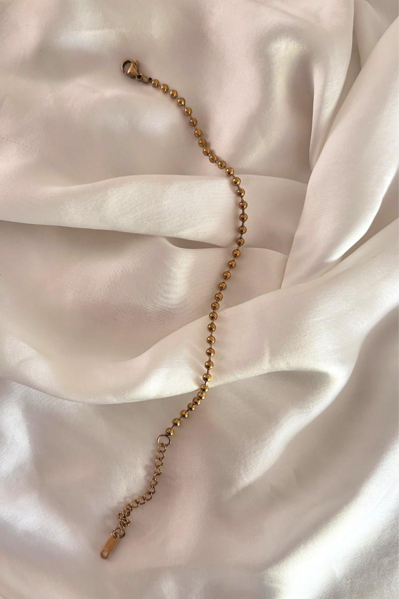 Fencyjewels gouden balletjes armband – verfijnde damesarmband met kleine ronde kralen, minimalistisch design, ideaal te combineren met andere sieraden voor een elegante look.