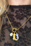 Fencyjewels gouden ketting met cowboylaars bedel, parel en blauw-wit keramieken kralen – unieke bedelketting voor dames met stijlvolle western look.