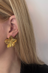 Fencyjewels gouden oorbel in bloemvorm. Grote gold plated statement oorbel in de vorm van een bloem – elegante damesoorbel voor speciale gelegenheden.