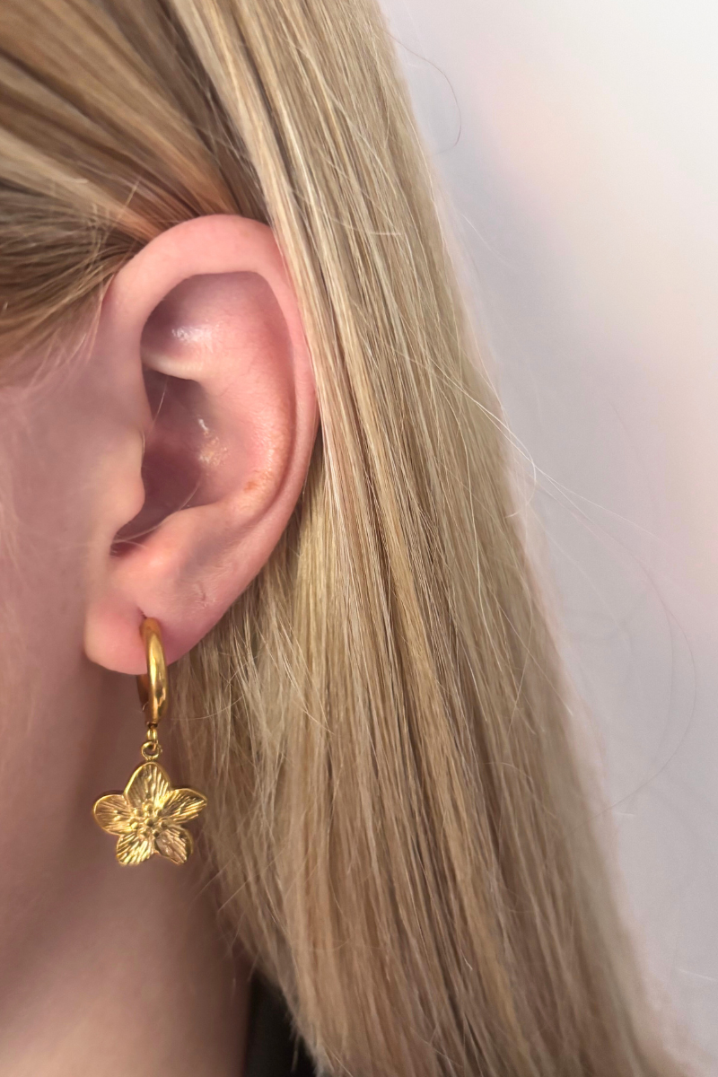 Fencyjewels gouden oorbel met bloemvormige hanger. Elegante gold plated oorbel met verfijnde bloemdetails – tijdloos en vrouwelijk sieraad voor elke gelegenheid.