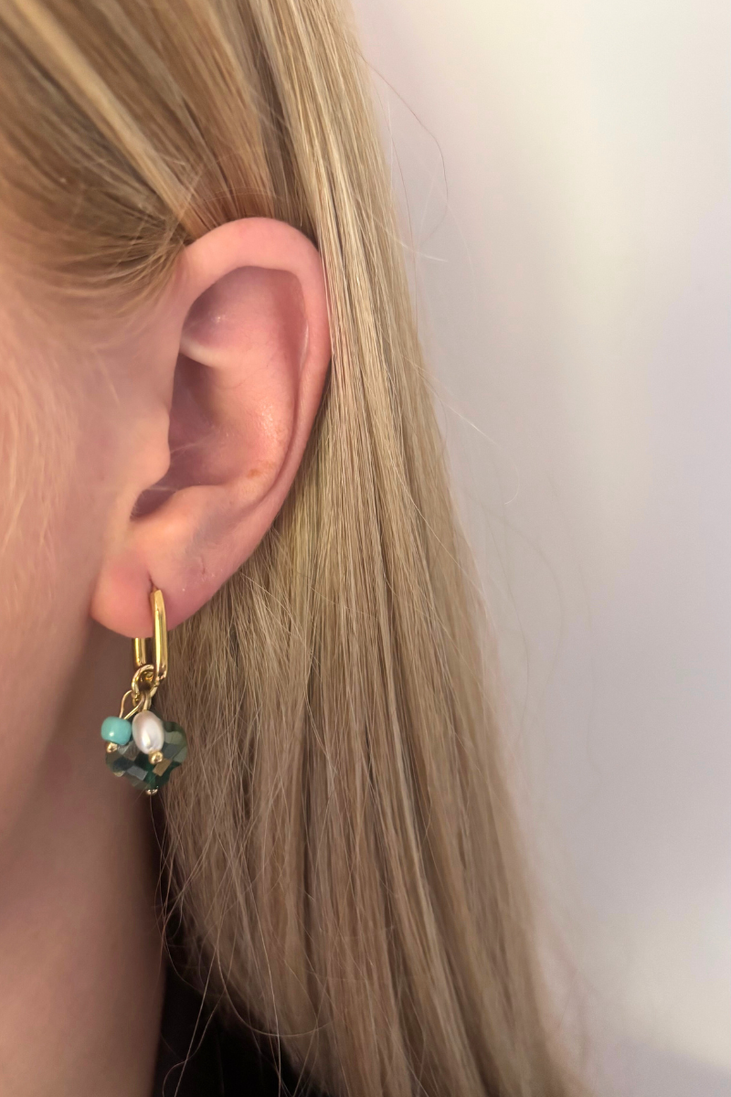 Fencyjewels gouden oorbel met groene steen en parel. Luxe gold plated oorbel met groene kralen en zoetwaterparel – elegante handgemaakte oorbel voor dames.