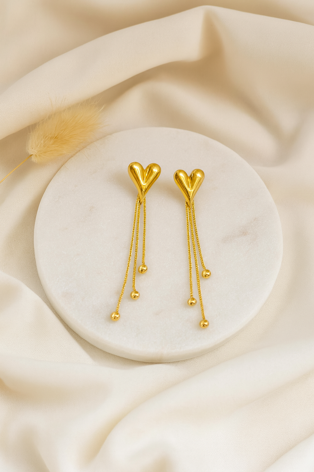 Fencyjewels gouden oorbellen met hart en lange kettinkjes. Elegante gold plated oorbellen met dubbele hanger en hartvormig design – perfecte statement oorbellen voor dames.