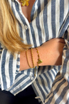 Fencyjewels gouden armbanden met hartbedel en kralen. Trendy gold plated damesarmbanden, perfect te combineren voor een elegante en zomerse look.
