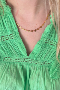 Fencyjewels gouden hartjesketting – elegante damesketting met kleine verbonden hartjes, tijdloos design dat liefde en stijl uitstraalt, perfect te combineren met elke outfit.