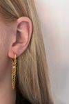 Fencyjewels gouden oorbel met dubbele ketting en steentje. Luxe gold plated oorbellen met subtiele kettingdetails – elegante statement oorbellen voor dames.