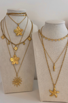 Fencyjewels gouden kettingen met zon, bloem en zeester hangers – stijlvolle gelaagde kettingen voor dames, handgemaakt boho sieraden design.
