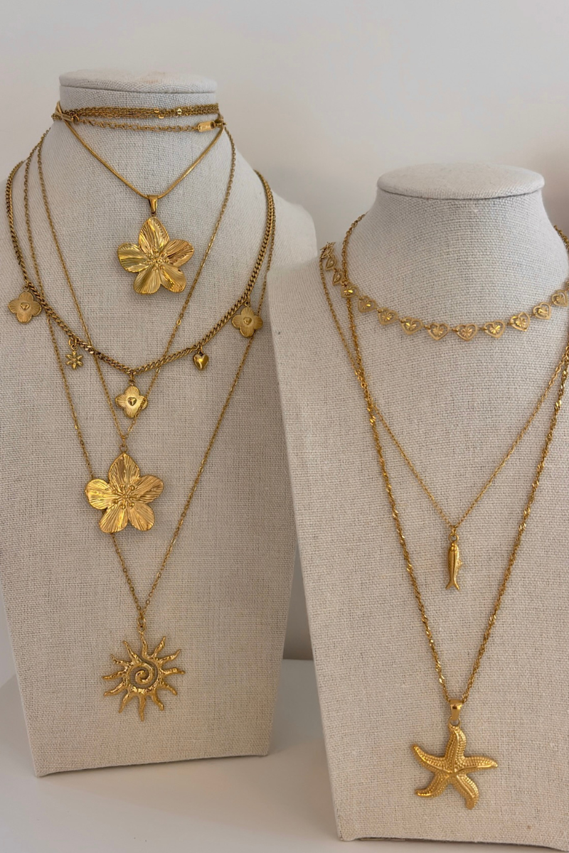 Fencyjewels gouden kettingen met zon, bloem en zeester hangers – stijlvolle gelaagde kettingen voor dames, handgemaakt boho sieraden design.