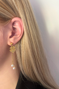 Fencyjewels gouden klavertjevier oorbel met hangende parels. Elegant gold plated design met gelukssymbool en subtiele kettingdetails – stijlvolle dames oorbel voor elke gelegenheid.