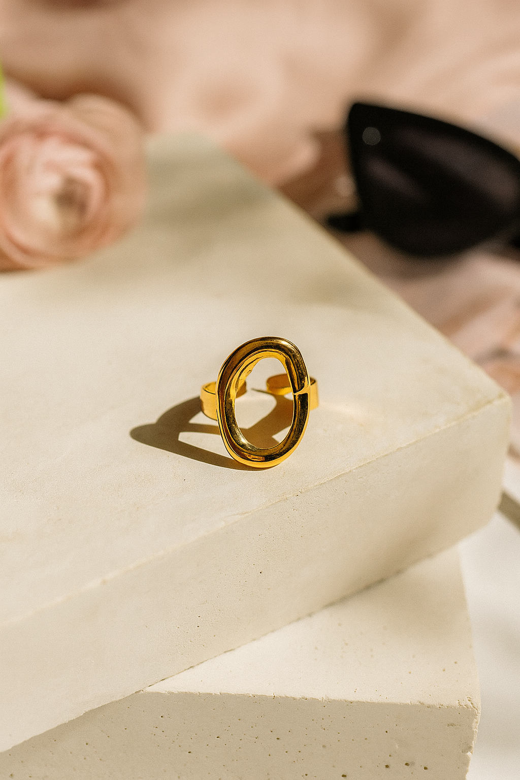Fencyjewels gouden ring met ovale open vorm. Minimalistische gold plated damesring met moderne en elegante uitstraling – trendy statement ring van Fencyjewels.