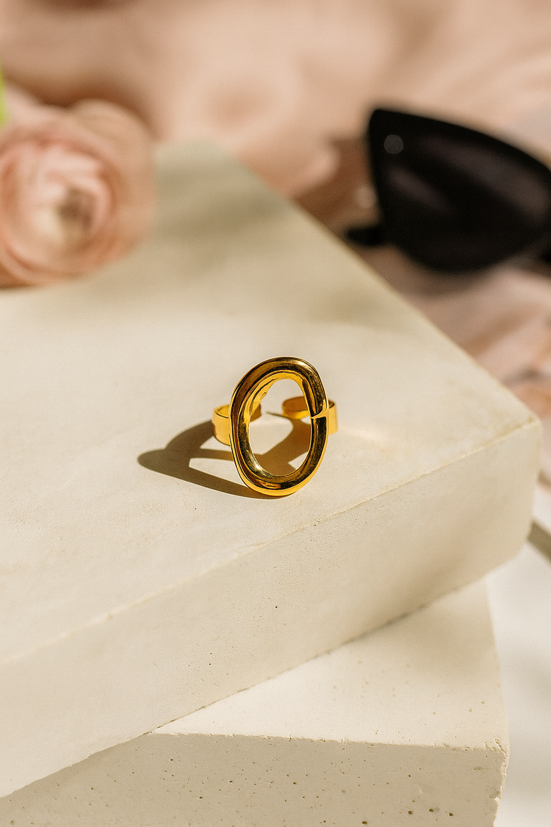 Fencyjewels gouden ring met ovale open vorm. Minimalistische gold plated damesring met moderne en elegante uitstraling – trendy statement ring van Fencyjewels.