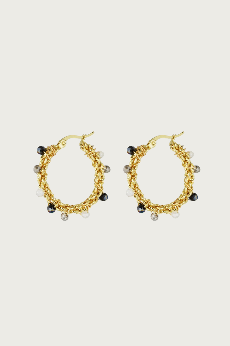 Gouden oorbellen met zwarte, grijze en witte kralen van Fencyjewels — elegante statement hoops met een luxe uitstraling.