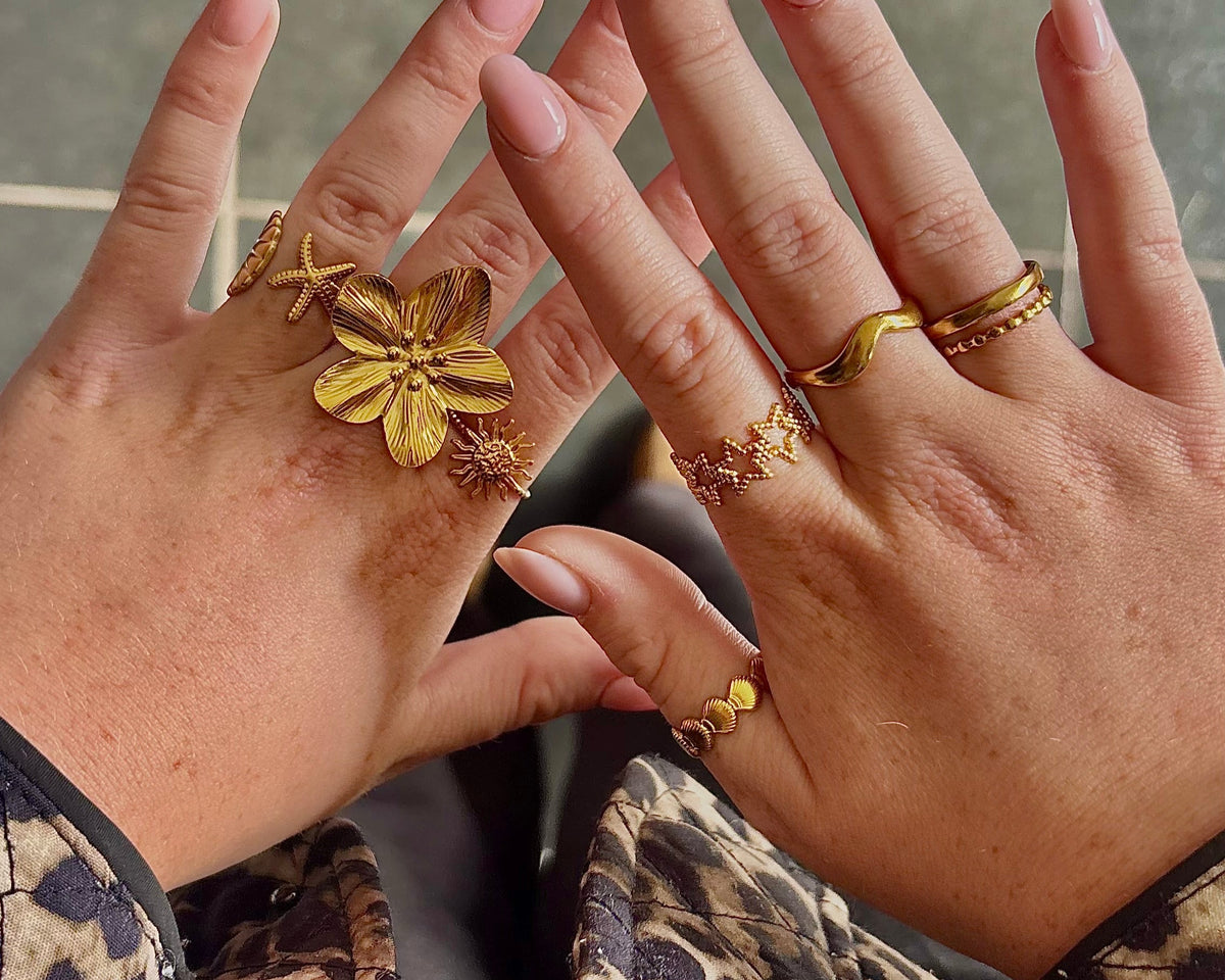 Fencyjewels gouden ringen collectie – opvallende damesringen met bloem, ster en golfdesigns. Handgemaakte gold plated ringen met zomerse en elegante uitstraling, perfect te combineren met andere sieraden.