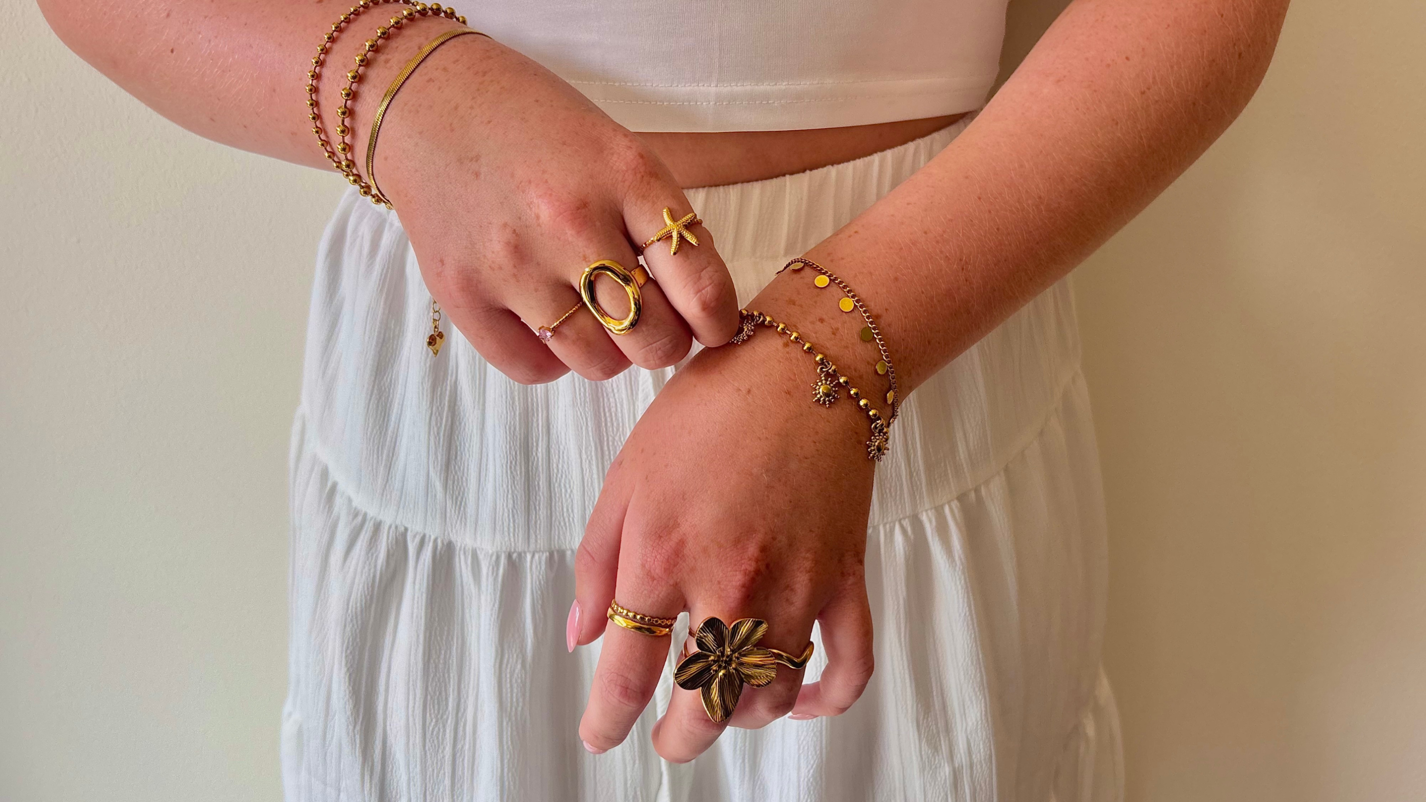 Fencyjewels gouden ringen en armbanden met bloem, zeester en ronde designs – stijlvolle dames sieraden met een elegante en zomerse uitstraling.