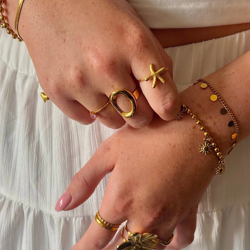 Fencyjewels gouden ringen en armbanden met zeester, hartje en bloemdetails – trendy boho sieraden voor dames met een zomerse, elegante stijl.