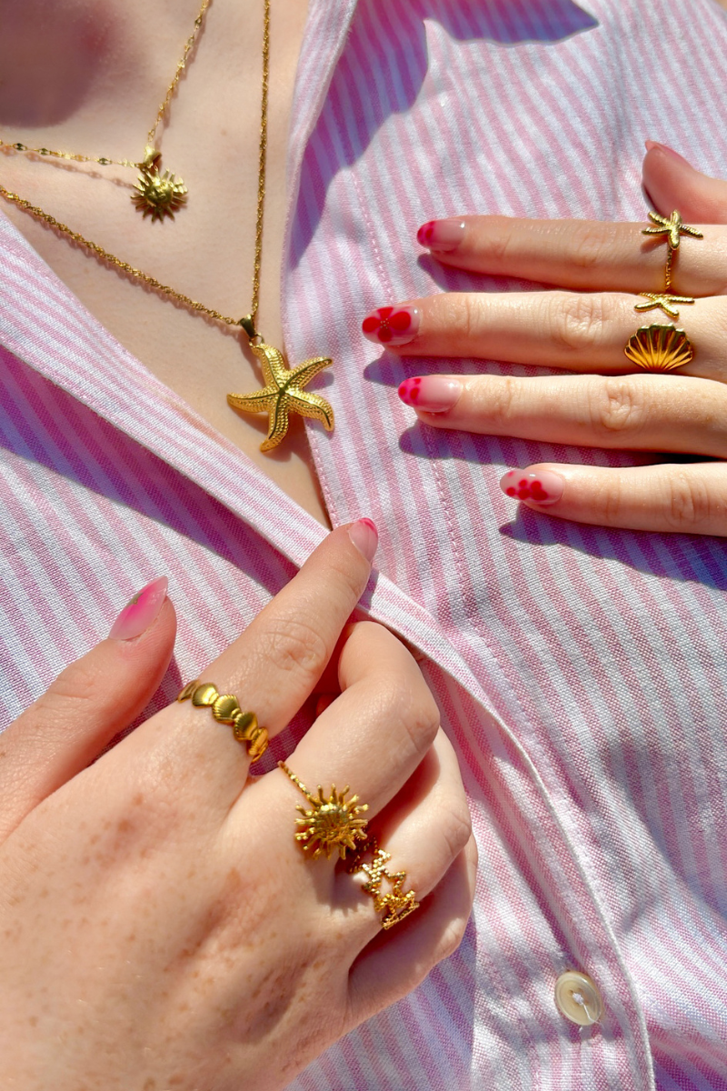 Fencyjewels gouden ringen en kettingen met zeester, zon en schelp design – zomerse dames sieraden met boho look, perfect voor stranddagen en vakanties.