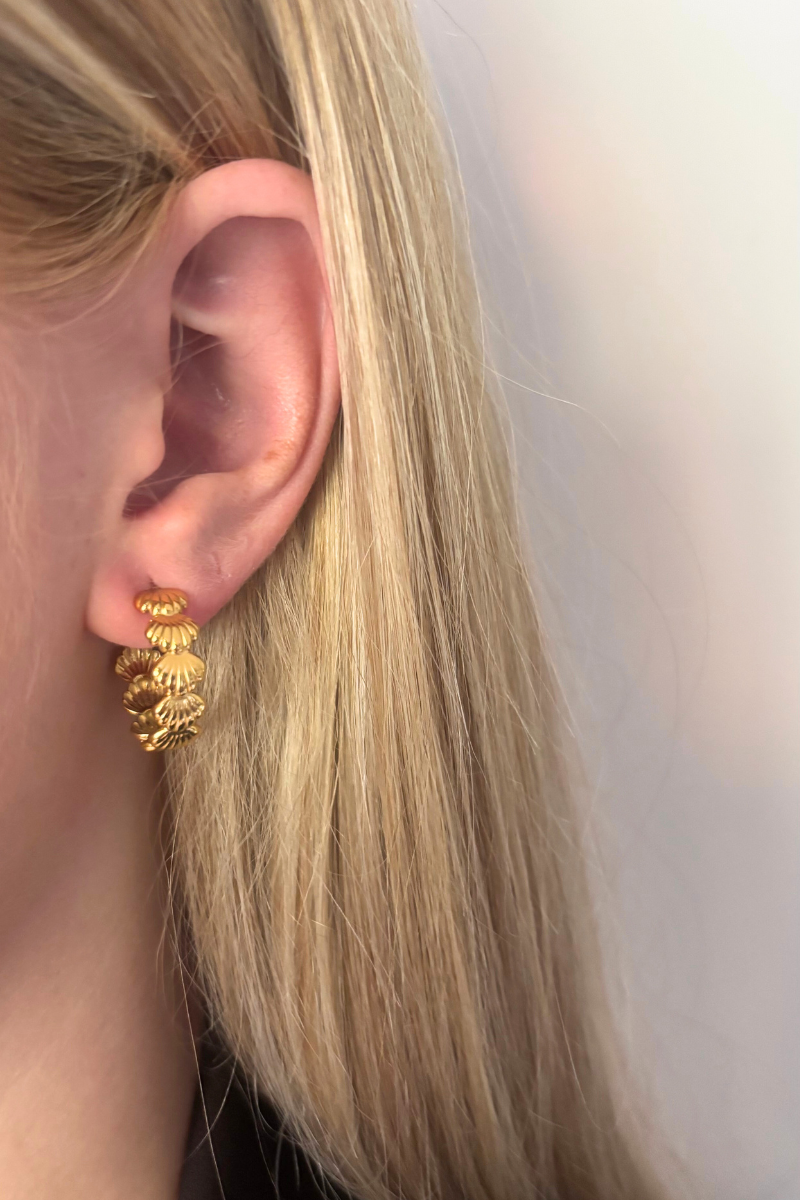 Fencyjewels gouden schelp oorbel. Luxe gold plated oorbel met kleine schelpvormige details – zomerse en elegante statement oorbel voor dames.