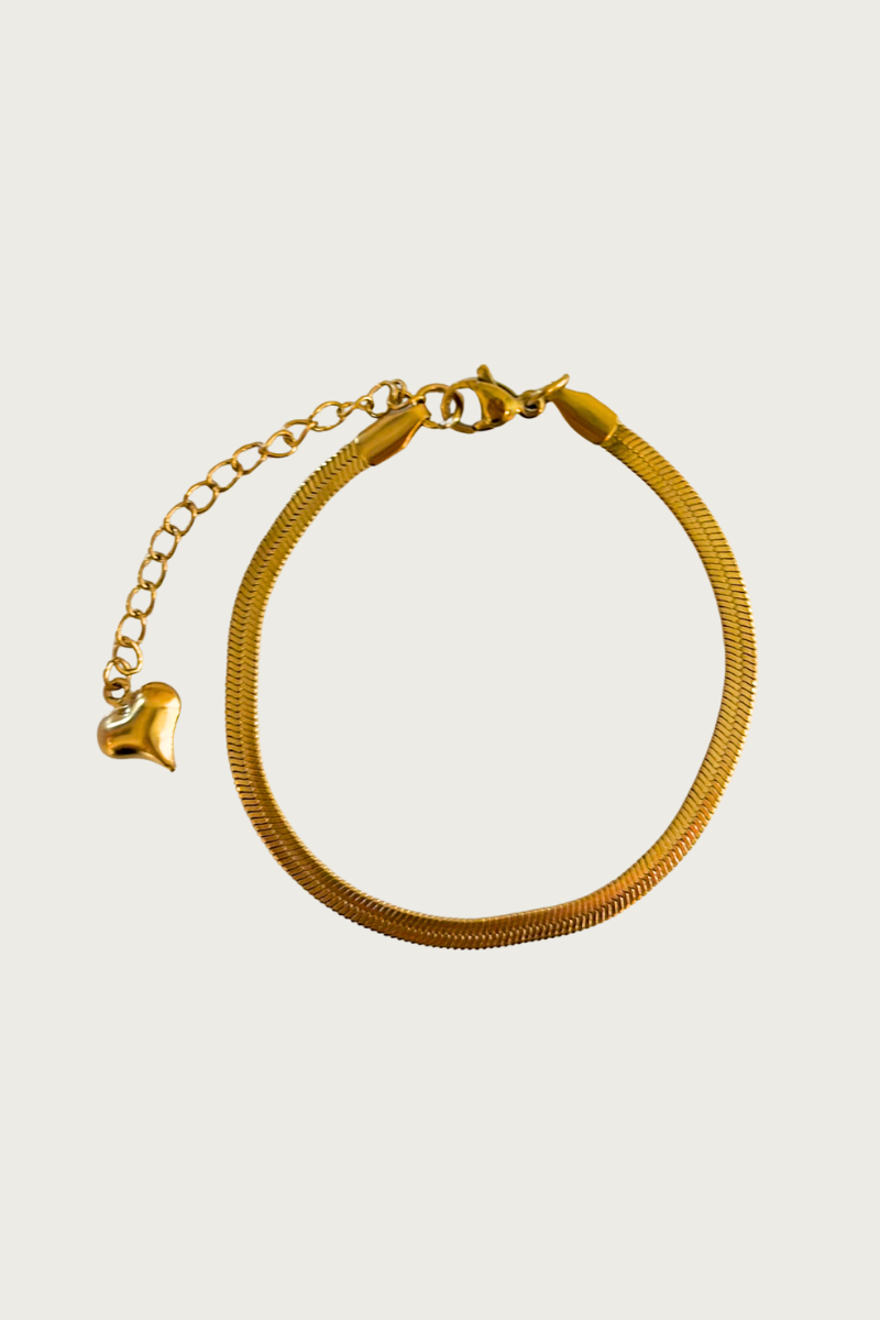 Fencyjewels gouden slangen armband met hartbedel – elegante dames armband met verstelbare sluiting, glanzende gold plated bracelet die perfect is voor elke gelegenheid.