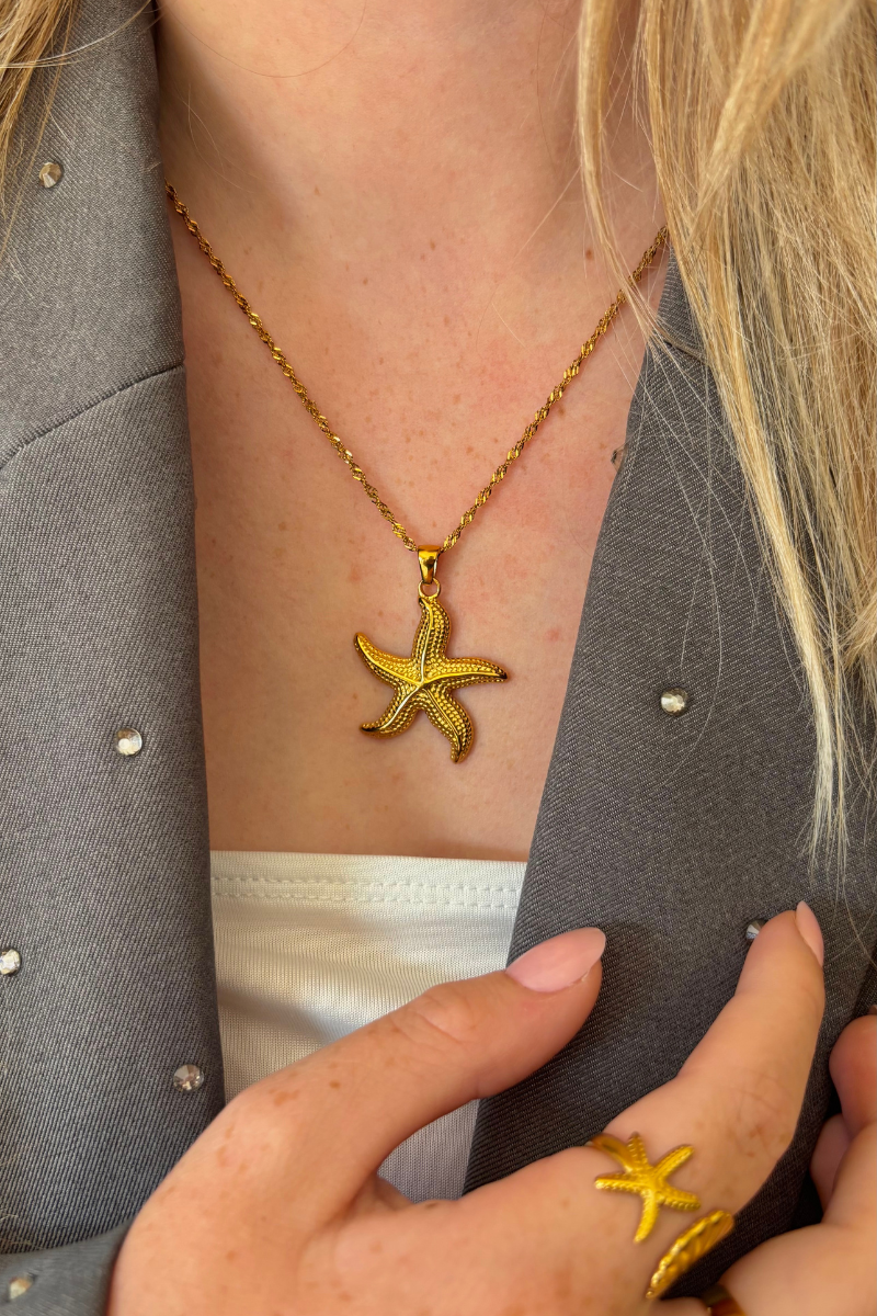 Fencyjewels gouden zeester ketting met bijpassende ring. Elegante gold plated sieraden met zomerse beach vibes, perfect voor een stijlvolle look.