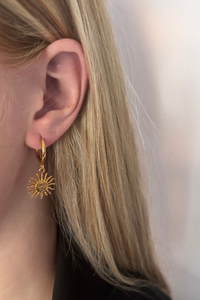 Fencyjewels gouden zon oorbel – elegante gold plated oorbel met zonvormig hangertje. Trendy damesoorbel met zomerse uitstraling, perfect te combineren met andere gouden sieraden van Fencyjewels.