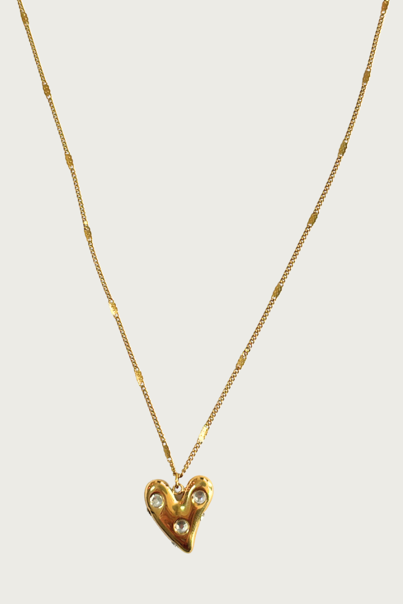 Heart pearl ketting van Fencyjewels met gouden hart hanger en subtiele pareldetails. Elegante ketting van stainless steel, waterproof en perfect voor een vrouwelijke look.