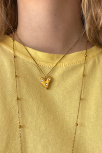 Heart pearl ketting van Fencyjewels close-up gedragen om de hals. Gouden ketting met hartje en pareldetails voor een zachte en vrouwelijke look.