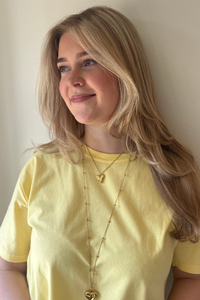 Heart pearl ketting van Fencyjewels gecombineerd met outfit. Stijlvolle ketting met hart hanger die elke look een elegante uitstraling geeft.