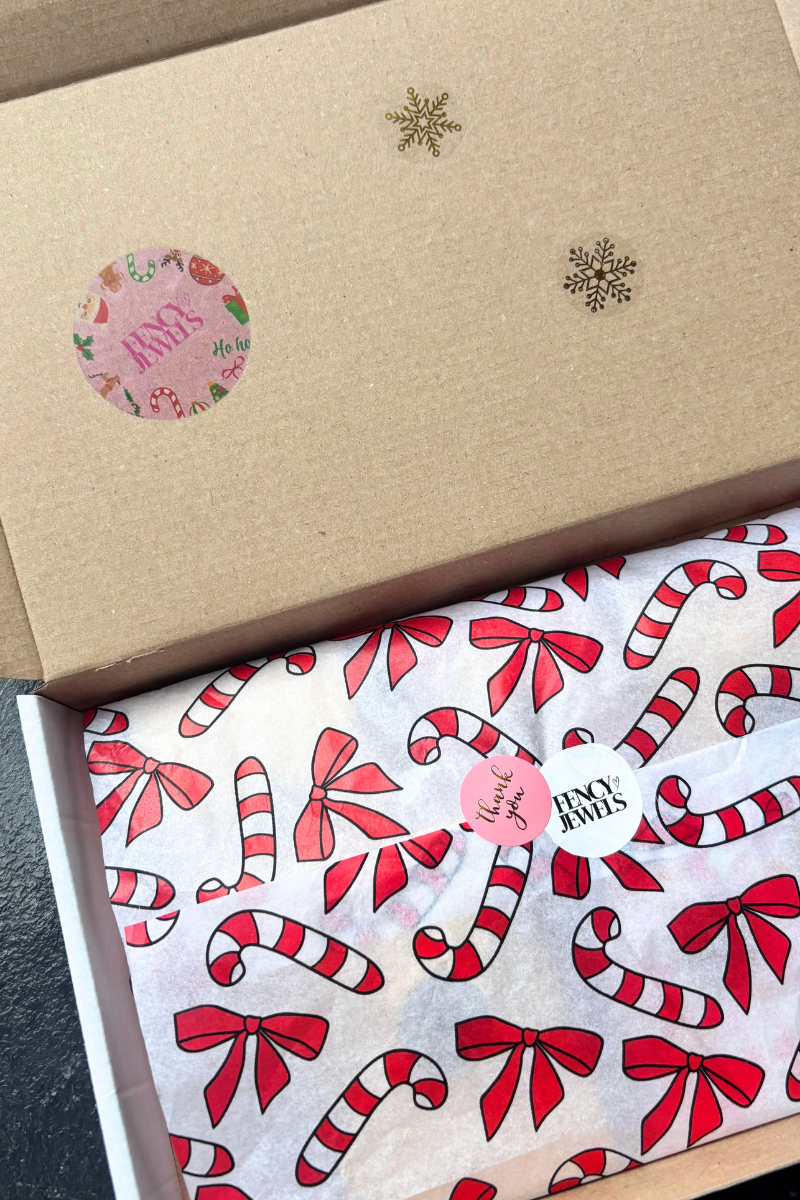 Fencyjewels kerstcadeauverpakking met feestelijk inpakpapier, stickers en persoonlijke touch — perfecte sieradengift uit Nederland en België.