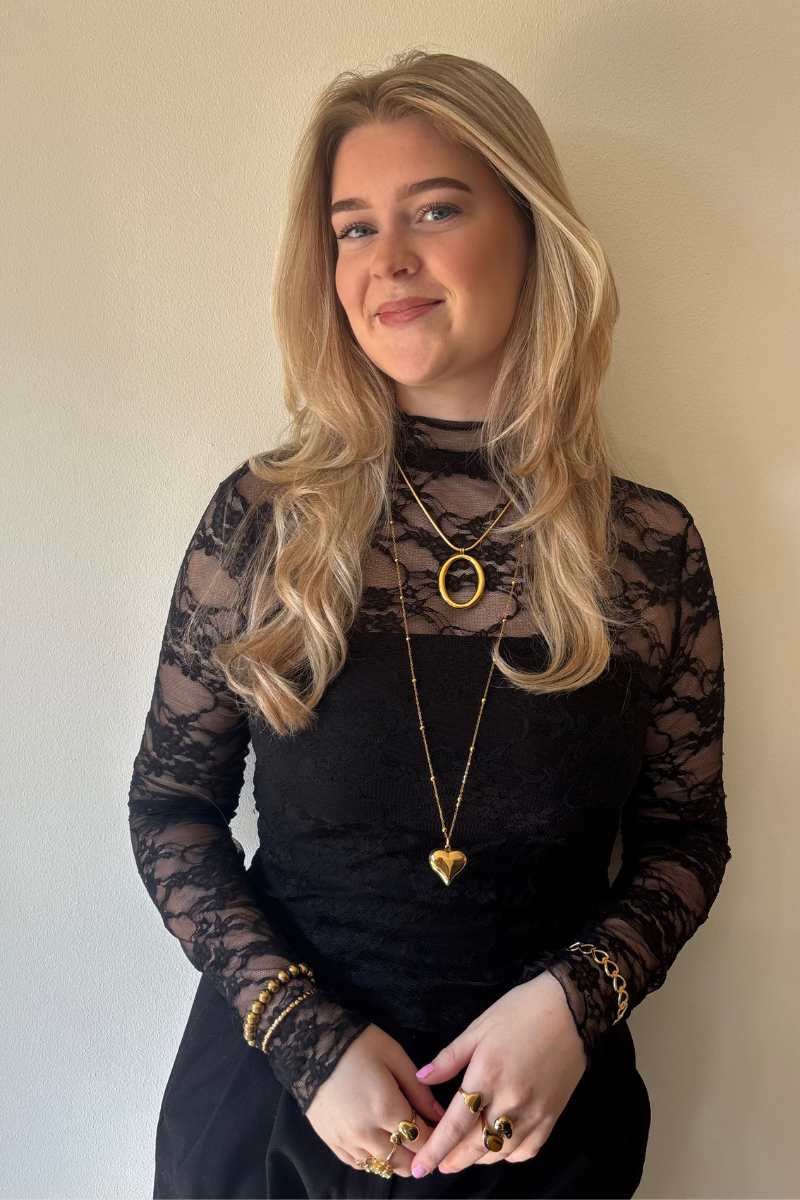 Lange hart ketting van Fencyjewels gedragen door model. Gouden ketting met hart hanger die mooi valt en elke outfit een stijlvolle uitstraling geeft.