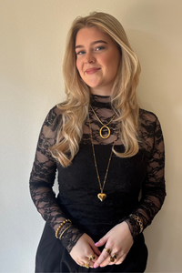 Lange hart ketting van Fencyjewels gedragen door model. Gouden ketting met hart hanger die mooi valt en elke outfit een stijlvolle uitstraling geeft.