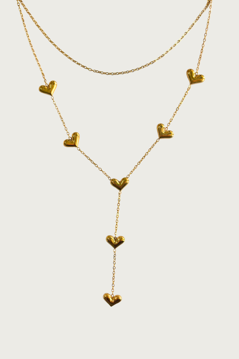 Layered love ketting van Fencyjewels met meerdere lagen en kleine hartjes. Gouden ketting van stainless steel, waterproof en perfect voor een trendy layered look.